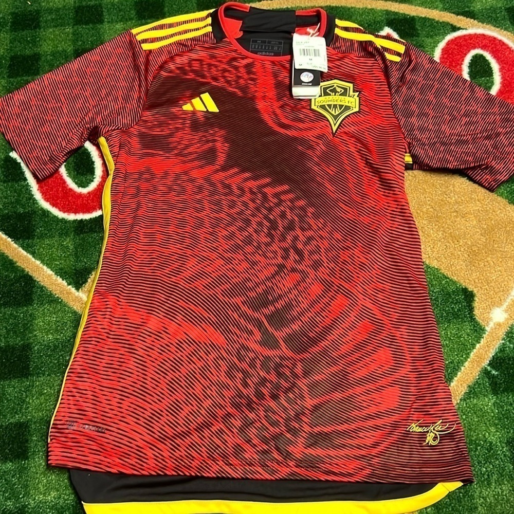 Adidas Seattle Sounders 23/24 Men’s Size M Bruce Lee Jersey Red Black